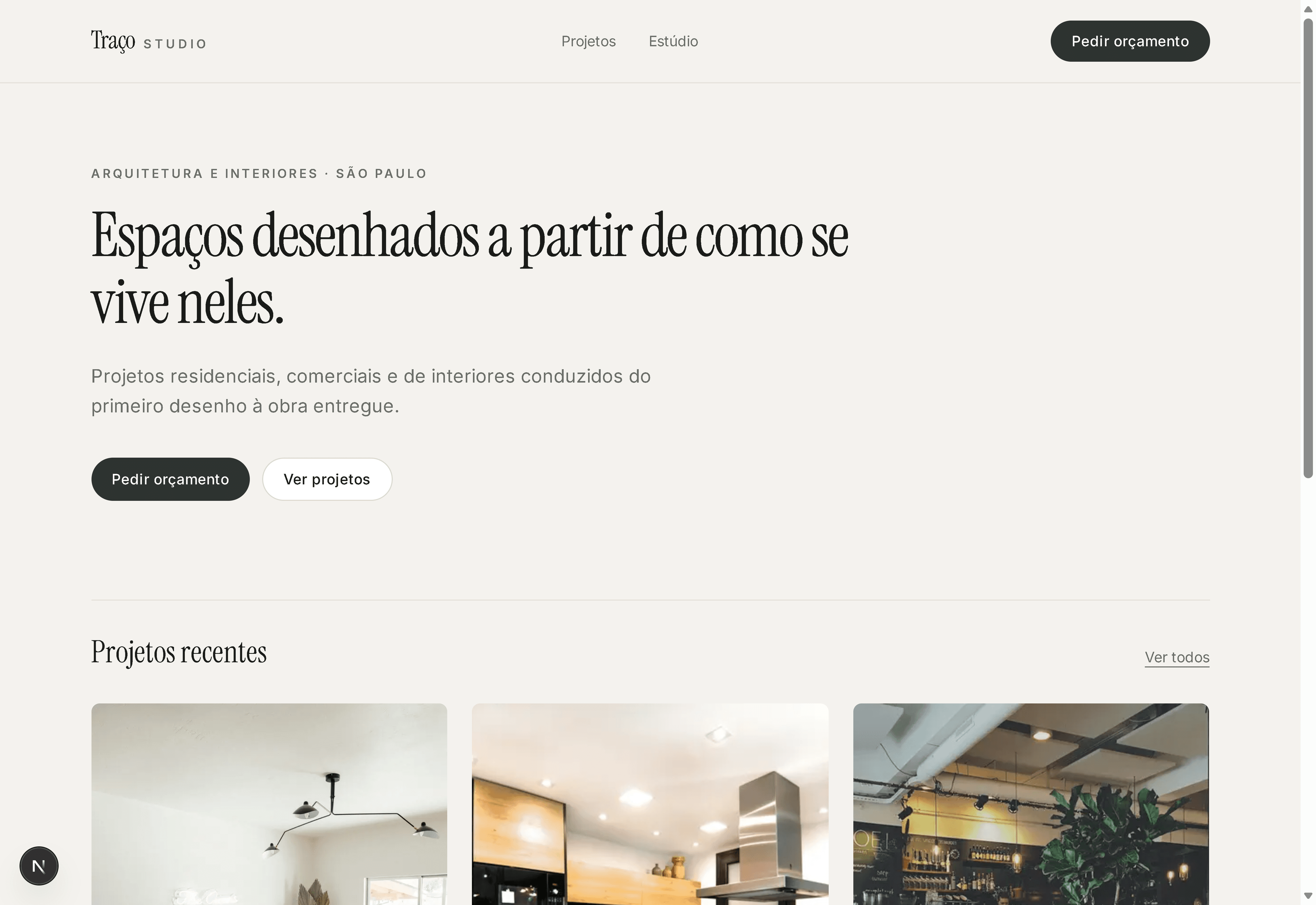 Abertura do Traço Studio: título em serifa, botões de orçamento e projetos, e a grade de projetos recentes com fotografias.